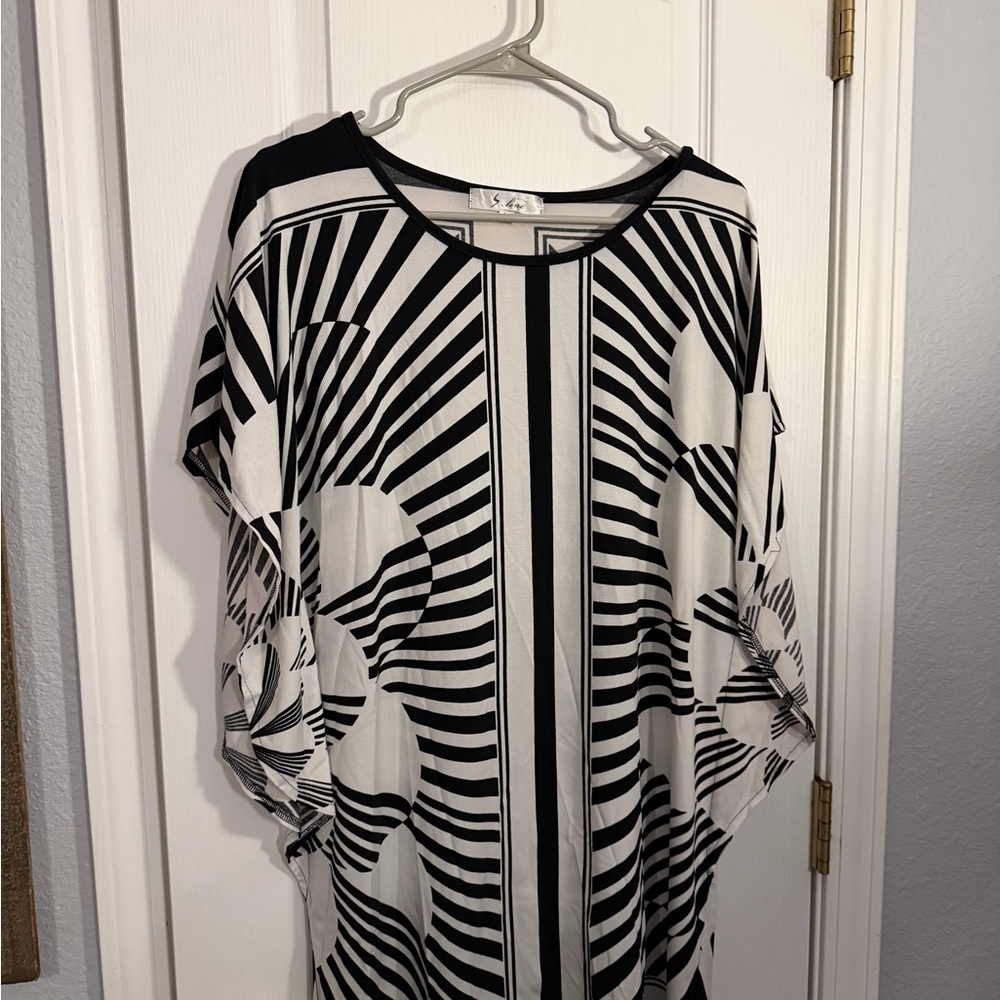 Black and White Geometric Patterned Top